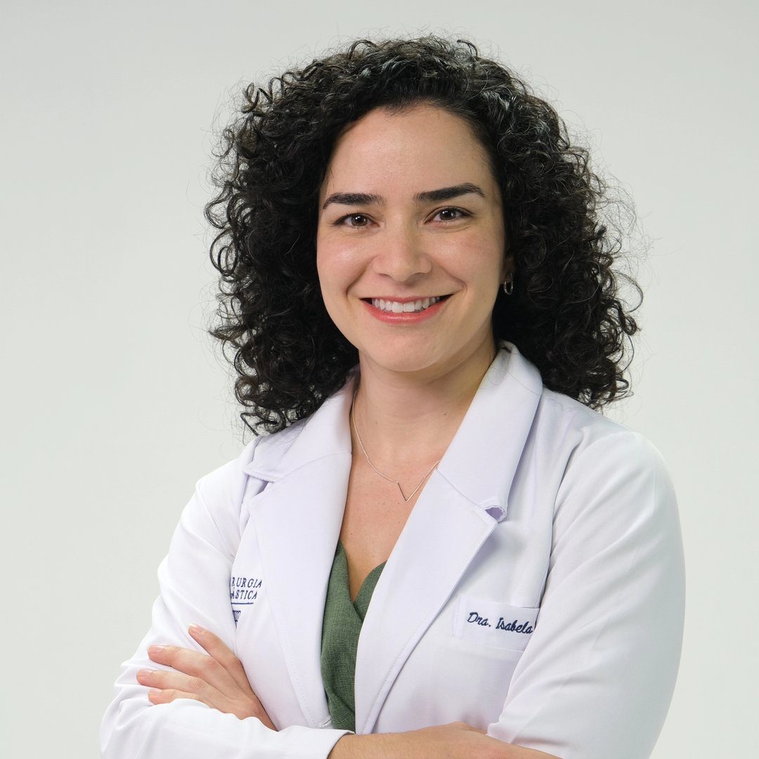 Dra. Isabela Scharff, cirurgiã plástica, de jaleco
